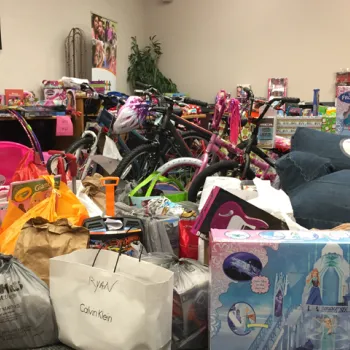 The court family goes all out to play Secret Santa for local children.