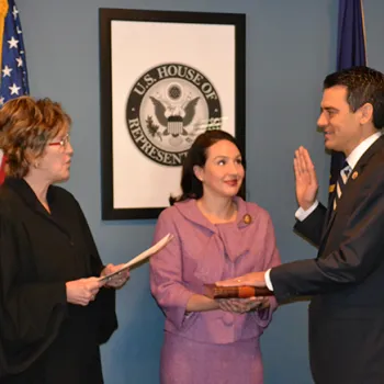 Rep. Kevin Yoder (R-KS) is sworn in by Chief Judge Kathryn H. Vratil of the District of Kansas. 