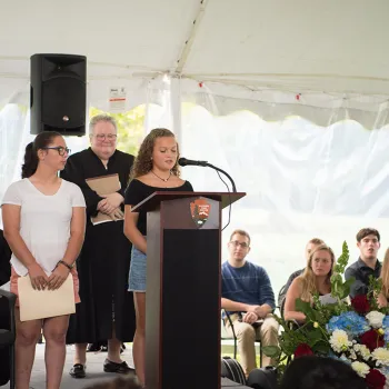 Students help at naturalization ceremony.